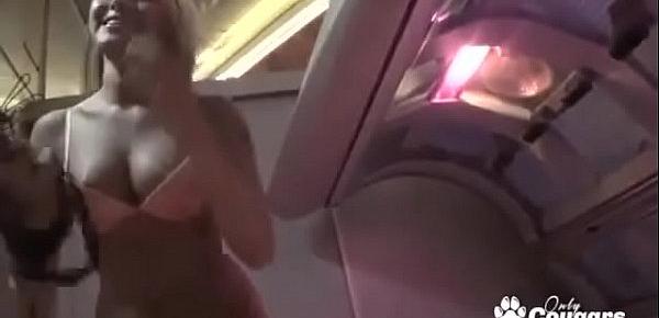  Willa Fingers Her Asshole Inside A Tanning Bed